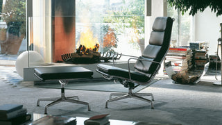 Sfeerbeeld van de Vitra Eames Soft Pad EA 223 voetenbank met loungestoel in zwart leder