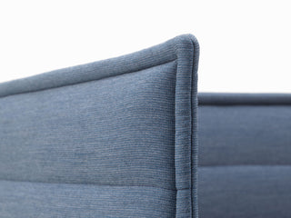 Detail van de bovenrand met biesafwerking van een blauw Vitra Alcove paneel