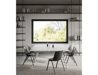 Sfeerbeeld van een Gaber Surfy tafel met zwarte stoelen voor een groot raam en open rekken