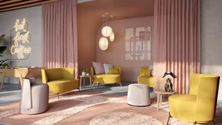 Sfeerbeeld van een roze lounge met gele Mobitec Bolero fauteuils en poefs