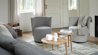 Sfeerbeeld van grijze Mobitec Bolero fauteuils met lage houten tafel in een woonkamer