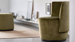 Sfeerbeeld van een olijfgroene velours Mobitec Bolero fauteuil en poef