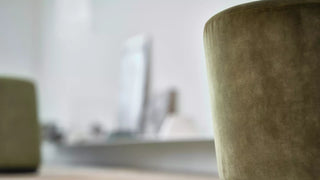 Detail van de olijfgroene velours rug van een Mobitec Bolero fauteuil
