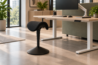 Rovo Surf 3640 ergonomische kruk aan een moderne kantoorwerkplek