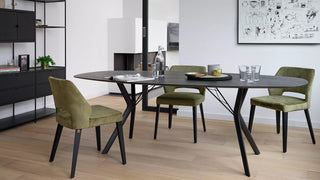 Sfeerbeeld van olijfgroene Mobitec Lena stoelen aan een ronde zwarte tafel