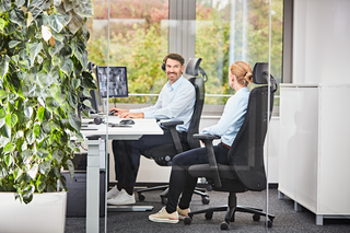 Sfeerbeeld van Interstuhl Twentyfour TF118 aan een bureau naast een plantenwand