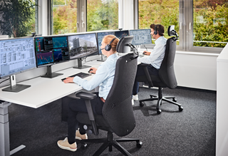 Sfeerbeeld van operators op Interstuhl Twentyfour TF118 aan een monitorwand