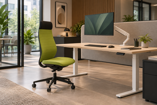Rovo R12 6070 S5 bureaustoel aan een moderne groene werkplek met verstelbaar bureau