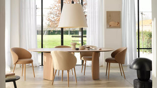 Sfeerbeeld van camelkleurige Mobitec Neo stoelen aan een ronde houten tafel met grote hanglamp