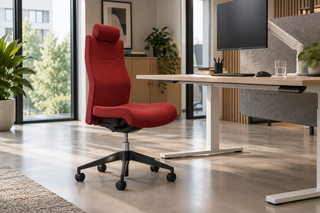 Sfeerbeeld van Rovo XP 4030 S24 in rood, vooraanzicht in een modern kantoorinterieur