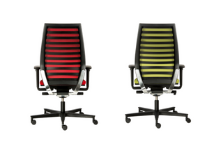 Twee Rovo R12 bureaustoelen met rode en groene rug, voor- en achteraanzicht