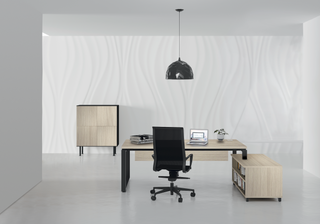 Photo d'ambiance d'un bureau Buronomic Prestige Design à piètement noir avec caisson dans une pièce blanche