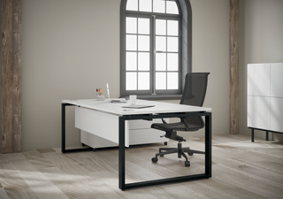 Photo d'ambiance d'un bureau Buronomic Prestige Design blanc à piètement noir près d'une fenêtre cintrée