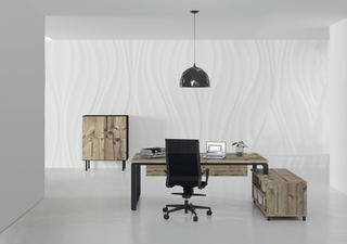 Photo d'ambiance d'un bureau Buronomic Prestige Design en bois avec caisson sous une suspension noire