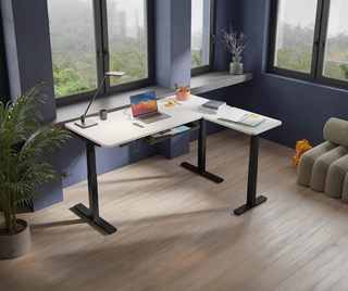 Buronomic Alto zit-sta bureau met aanbouw links in wit met zwart onderstel bij ramen, van bovenaf gezien