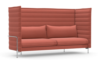Vitra Alcove Highback Three-Seater in koraalrode stof, schuin vooraanzicht