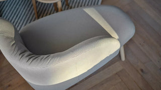 Detail van een grijze Mobitec Thalia fauteuil op visgraatparket, bovenaanzicht