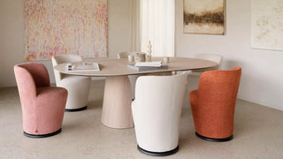 Sfeerbeeld van roze, witte en oranje Mobitec Bolero fauteuils rond een ronde eettafel