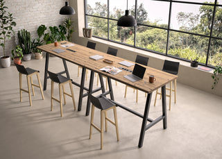 Tables hautes Buronomic Cohesion avec électrification en noir et Timber
