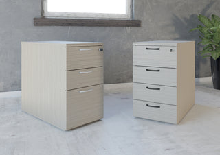 Caissons hauteur bureau Buronomic Comfort en wire oak et blanc côte à côte près d'une fenêtre
