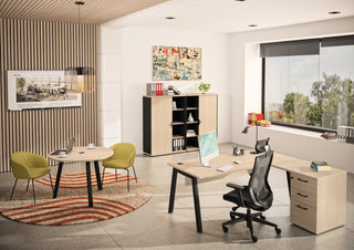 Photo d'ambiance d'un caisson hauteur bureau Buronomic Comfort en wire oak en retour, bureau lumineux