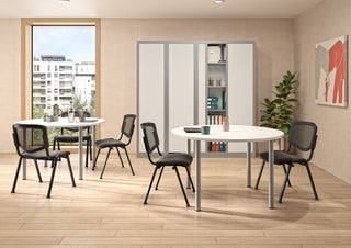 Sfeerbeeld van zwarte Buronomic Pratique stoelen met netrug rond witte tafels in een vergaderzaal