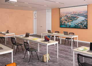 Sfeerbeeld van Buronomic Pratique stoelen met netrug in een opleidingslokaal met scherm