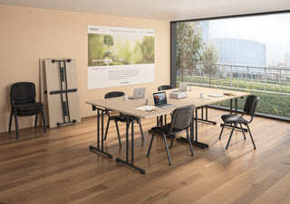 Sfeerbeeld van Buronomic Pratique stoelen met stoffen rug aan klaptafels in een lichte zaal