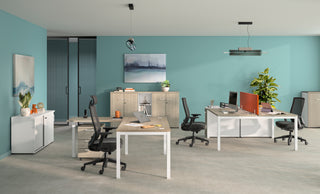 Photo d'ambiance d'armoires coulissantes Buronomic Quietude dans un bureau au mur turquoise
