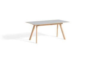 HAY CPH 30 tafel met lichtgrijs blad en eiken onderstel, schuin vooraanzicht