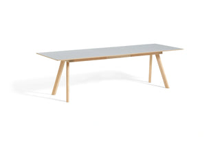 HAY CPH 30 tafel uitgeschoven met lichtgrijs blad en eiken onderstel