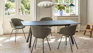 Sfeerbeeld van een zwarte HAY CPH 30 tafel met groene stoelen in een eetkamer met tuindeuren