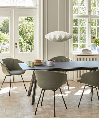 Sfeerbeeld van een HAY CPH 30 tafel met groene stoelen voor tuindeuren