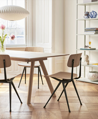Sfeerbeeld van een eiken HAY CPH 30 tafel met stoelen onder een witte hanglamp
