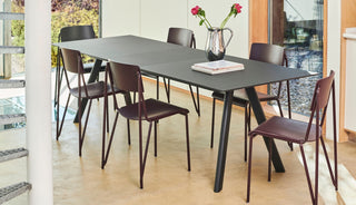 Sfeerbeeld van een lange zwarte HAY CPH 30 tafel met bordeaux stoelen