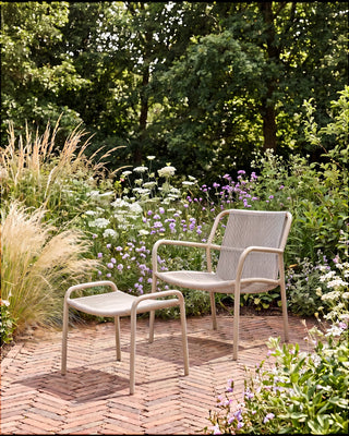 Sweep lounge chair