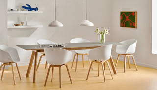 Sfeerbeeld van een eiken HAY CPH 30 tafel met witte stoelen onder drie hanglampen