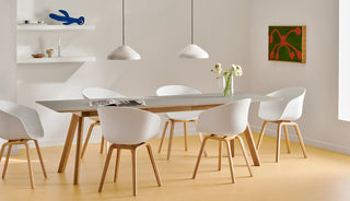 Sfeerbeeld van een HAY CPH 30 tafel met witte stoelen en open wandplanken