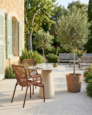 Vincent Sheppard Loop lounge chair in rust uit dezelfde Loop collectie, sfeerbeeld