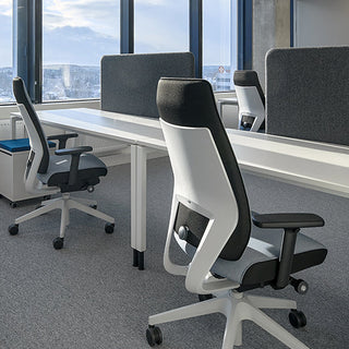 Interstuhl JOYCEis3 JC1N1 ergonomische bureaustoel wit opgesteld in moderne kantooromgeving met bench bureau