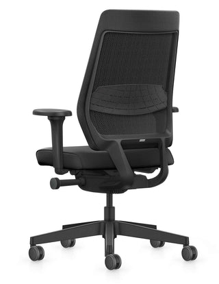Interstuhl JOYCEis3 JC2N1 ergonomische bureaustoel zwart schuin achteraanzicht met netrug