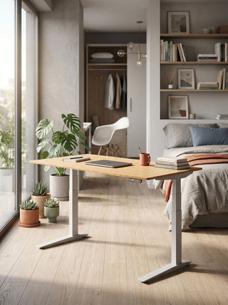 Jaswig zit-sta bureau met bamboe blad en wit frame opgesteld in moderne kantooromgeving