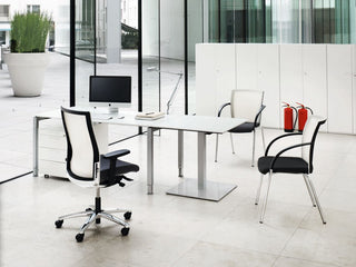 Witte König + Neurath BASIC.4 tafel met zwarte stoelen voor een glazen gevel
