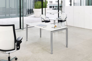 Wit König + Neurath BASIC.4 bureau met aanbouwtafel en bezoekersstoelen