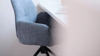 Detail van een blauwgrijze Mobitec Mood draaistoel aan een tafel