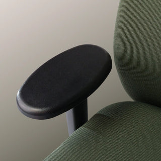 Detail of the black armrest of the Se7en Iris with green upholstery
